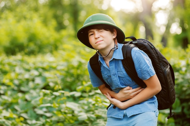 Reisender des kleinen Jungen, der unter Magenschmerzen leidet