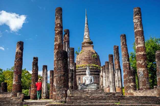 Reisender im historischen Park von Thailand