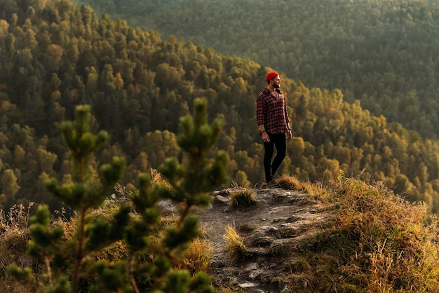 Reisender in den Bergen. Ein Mann genießt eine schöne Aussicht auf die Berge. Mann bei Sonnenaufgang in den Bergen. Ein Mann reist im Kaukasus. Wanderer bei Sonnenuntergang in den Bergen. Platz kopieren.