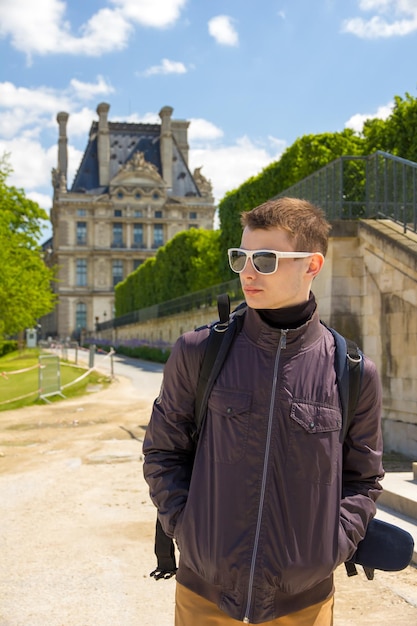 Reisender junger Mann in Paris