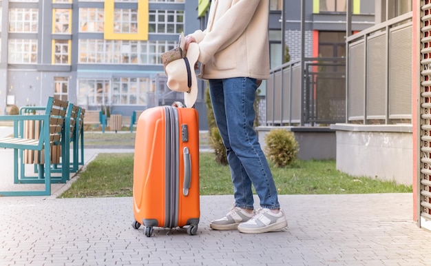 Reisender mit Kofferkonzept Junges Mädchen, das mit Gepäck und Passagier für die Reisebuchung von Flugtickets zur internationalen Urlaubszeit spazieren geht