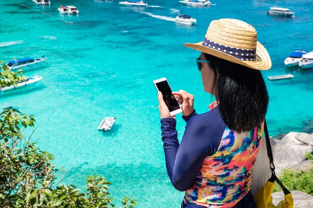 Reisendfrau mit buntem Schwimmenklagengebrauchsmobil nehmen Foto