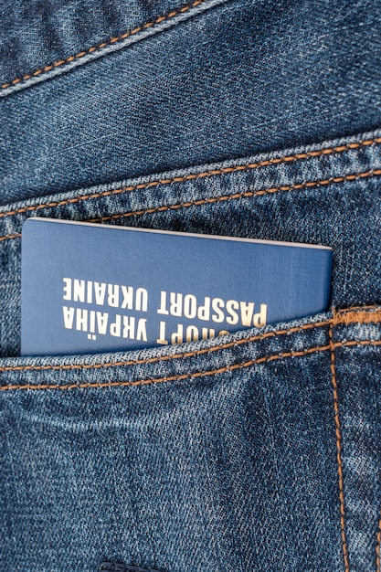Reisepass der Ukraine in einer Tasche von Blue Jeans hautnah