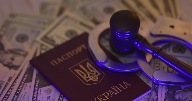 Reisepass in der Ukraine mit Verhaftung Metallhandschellen Bestrafung Dollar Banknoten Bargeld Lichtblitzer p