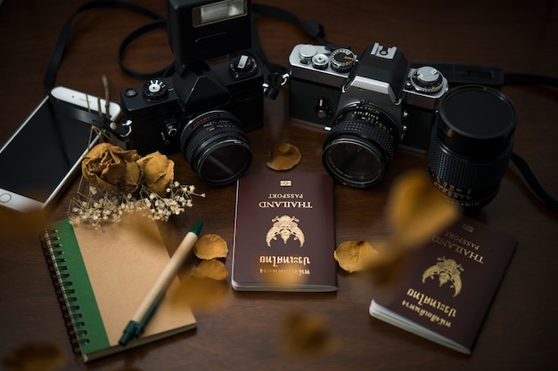 Foto reisepass-kamera handy notebooks und stifte für die vorbereitung auf den tourismus verwendet.