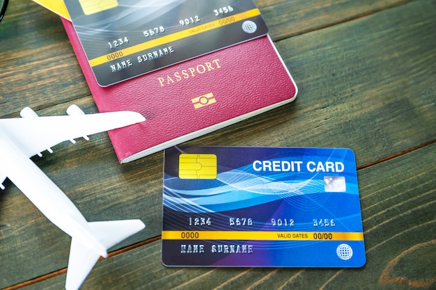 Reisepass mit Kreditkarte auf Schreibtisch aus Holz