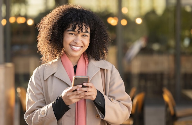 Reiseporträt oder schwarze Frau mit Telefon zum Networking in sozialen Medien oder zur Kommunikation in der Londoner Straße. Suchen Sie glücklich oder professionell auf dem Smartphone, um im Internet zu recherchieren oder Inhalte für Blogs im Freien zu recherchieren