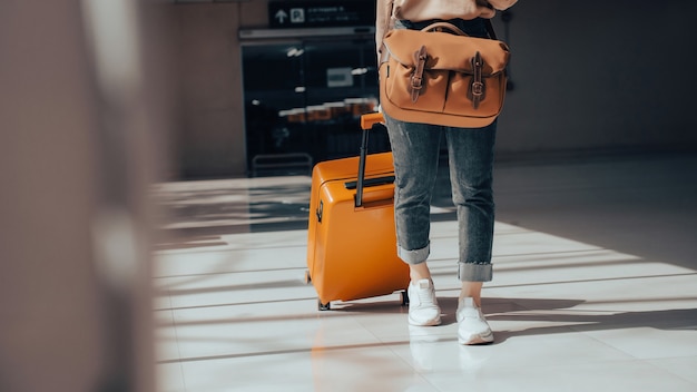 Reisetourist mit Gepäck oder Koffer am Flughafen