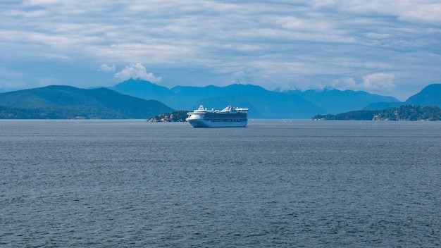 Reiseurlaub auf Kreuzfahrtschiff Fährschiff im Meer Reiseurlaub auf Kreuzfahrtschiff Fähre am Meer