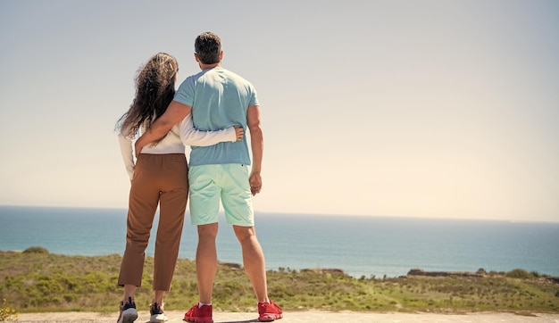 Reiseurlaub glücklicher Mann und Frau, die Kerl und Mädchen umarmen, lieben sich zusammen entspannen