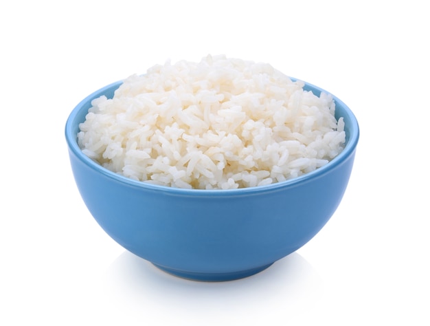 Reiskocher in einer Schüssel auf weißem Hintergrund