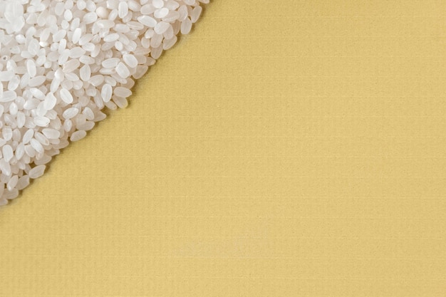 Reiskörner auf gelbem Hintergrund. Sicht von oben. Platz für Text.