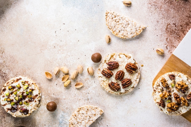 Reiskuchen mit Honig und Nüssen. Gesundes Frühstück. Macadamianüsse mit Honig. Vegetarisches Frühstück. Süßes Frühstück von oben. Reis-Dessert. Gesundes Weihnachtsdessert,