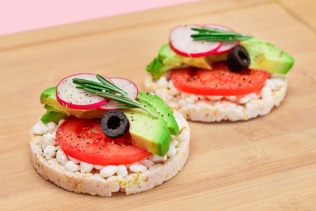 Reiskuchen-Sandwiches mit Avocado-Tomaten-Hüttenkäse-Oliven und Rettich