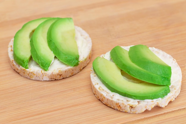 Reiskuchen-Sandwiches mit frischer Avocado und Frischkäse