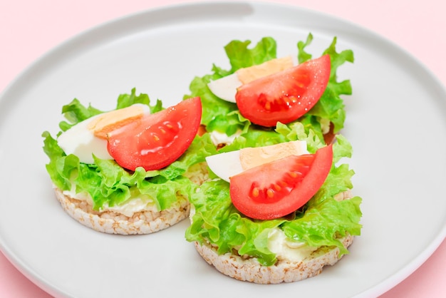 Reiskuchen-Sandwiches mit Tomatensalat und Ei