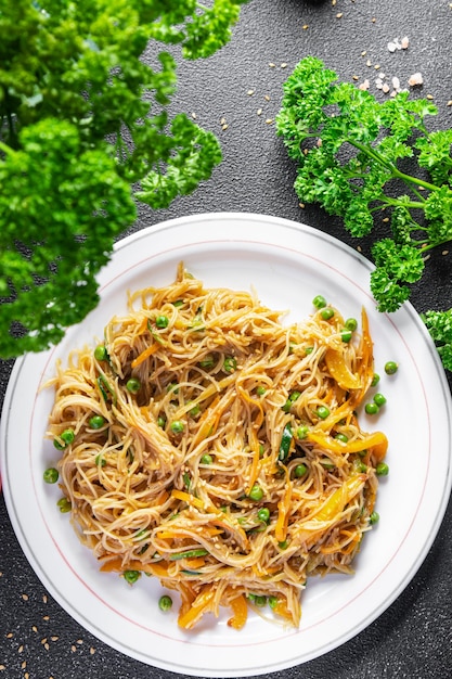 Reisnudeln Gemüse kein Fleisch asiatisches Gericht frisch funchose Snack Mahlzeit Essen Snack auf dem Tisch