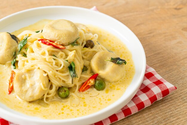 Reisnudeln mit grünem Curry und Fischbällchen - Thai-Food-Stil