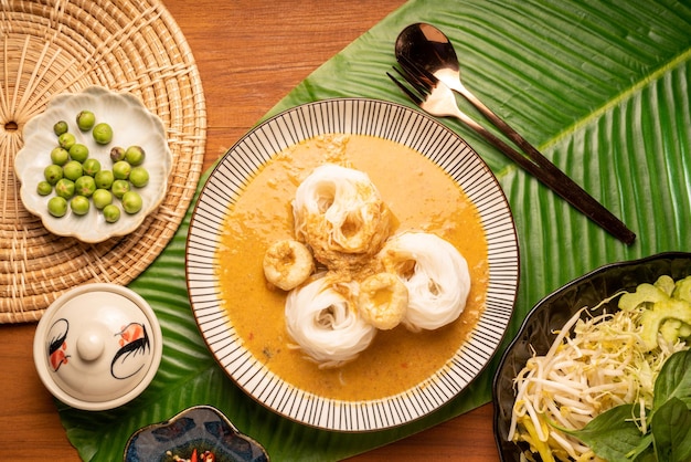 Reisnudeln oder Kkanomjeen Namya Krati in Fisch-Currysauce mit Gemüse