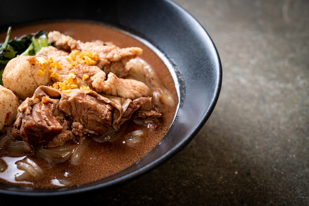 Reisnudelsuppe mit gedünstetem Schweinefleisch