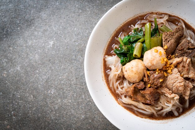 Reisnudelsuppe mit gedünstetem Schweinefleisch