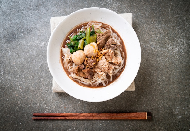 Reisnudelsuppe mit gedünstetem Schweinefleisch