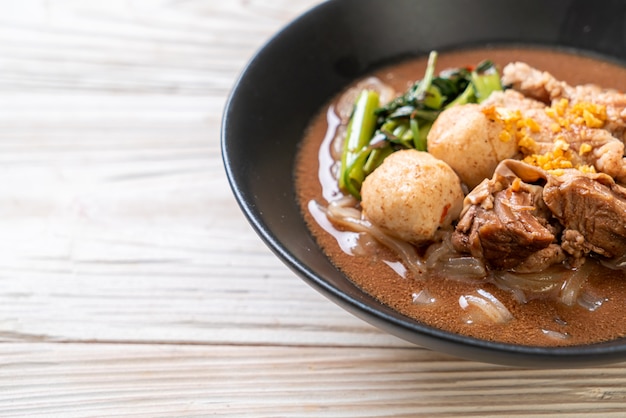 Reisnudelsuppe mit gedünstetem Schweinefleisch