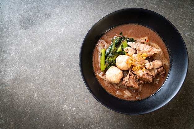 Reisnudelsuppe mit gedünstetem Schweinefleisch