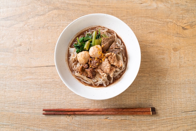 Reisnudelsuppe mit gedünstetem Schweinefleisch