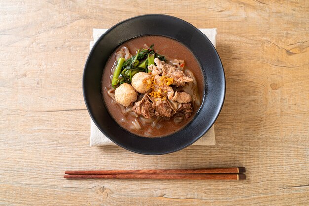 Reisnudelsuppe mit gedünstetem Schweinefleisch