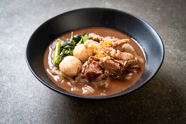 Reisnudelsuppe mit gedünstetem Schweinefleisch