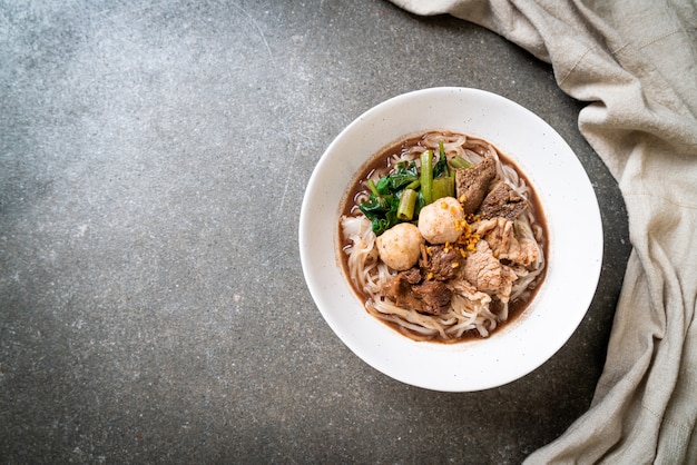 Reisnudelsuppe mit gedünstetem Schweinefleisch