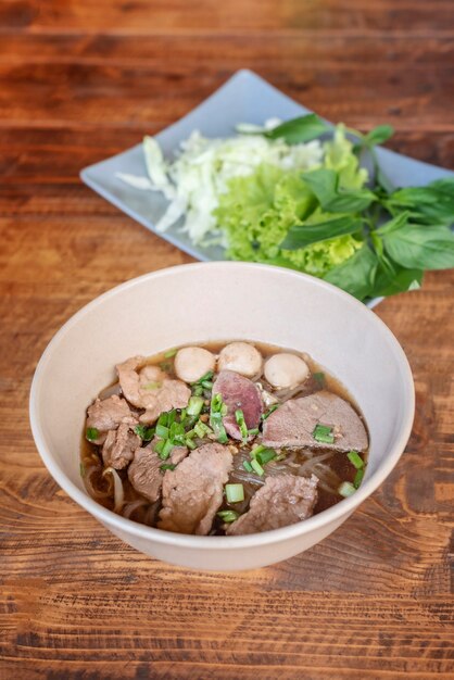 Foto reisnudelsuppe mit schweinefleisch und gemüse