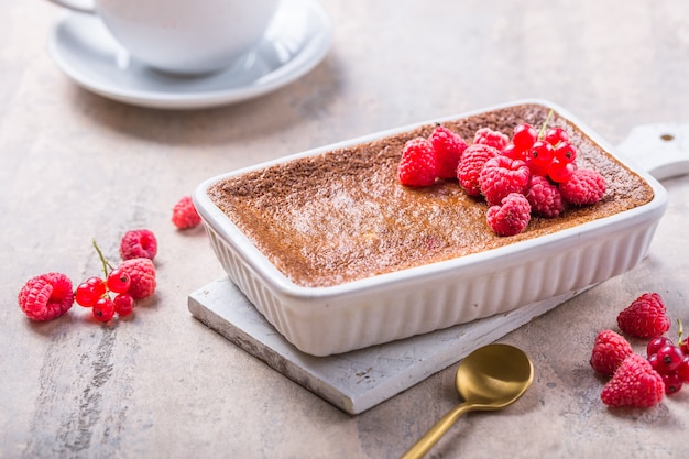 Reispudding-Dessert mit Himbeeren