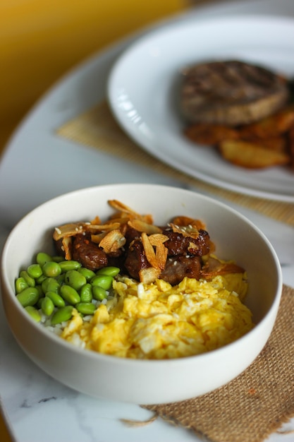 Foto reisschüssel mit rindfleisch und ei