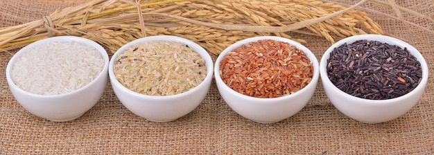 Reissorte in Schalen auf dem Tisch