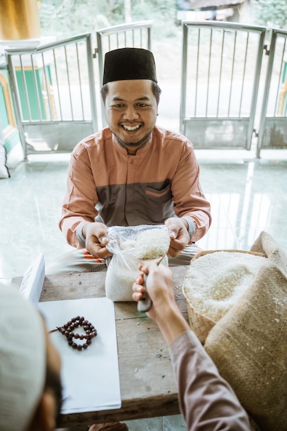 Reisspende in Zakat während Eid Mubarak Kareem