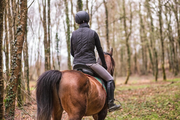 Reiten auf dem Weg von St. James in Fragas do Eume Galizia Hispanic Frau Pilger Reiten