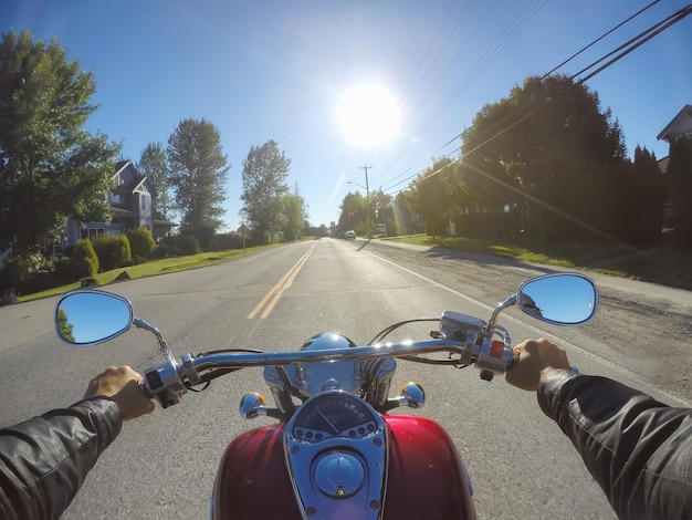 Reiten auf einem Motorrad an einem sonnigen Sommertag