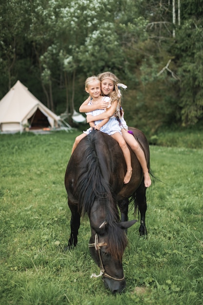 Reiten, zwei Kinder Mädchen, Schwestern, reiten im Freien