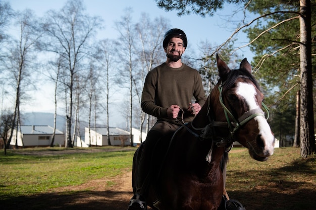 Foto reitender mann trainiert sein pferd