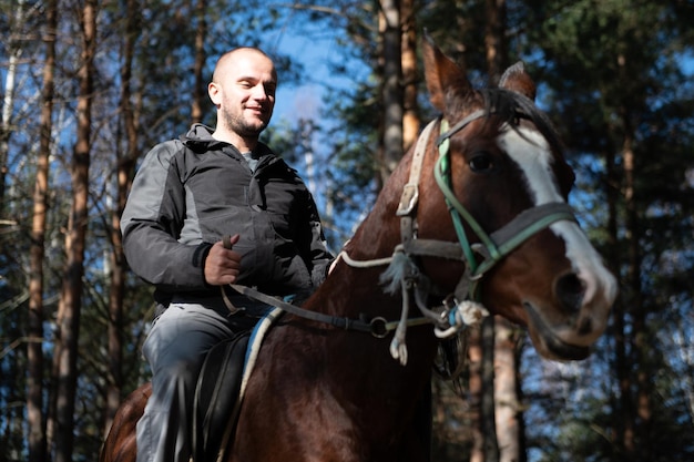 Reitender Mann trainiert sein Pferd