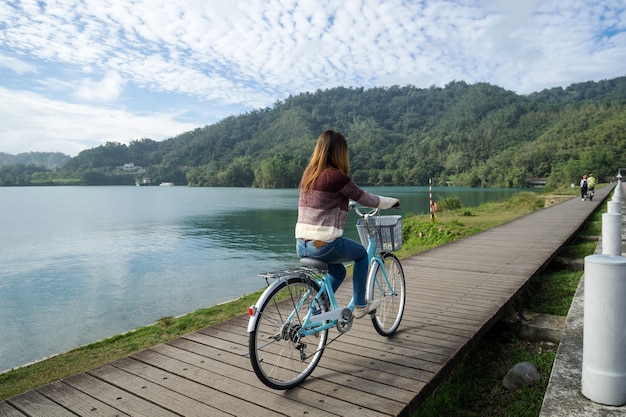 Reitenfahrrad der jungen Frau auf Sun Moon See-Fahrradspur