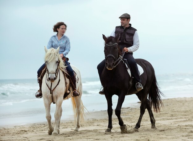 Reiter und Pferde am Strand