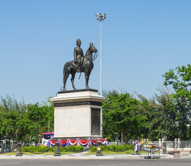Reiterstatue von König Rama V unter blauem Himmel