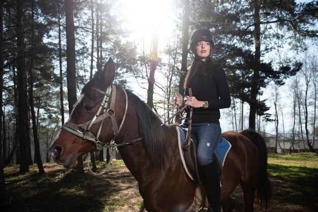 Reitmädchen trainieren ihr Pferd