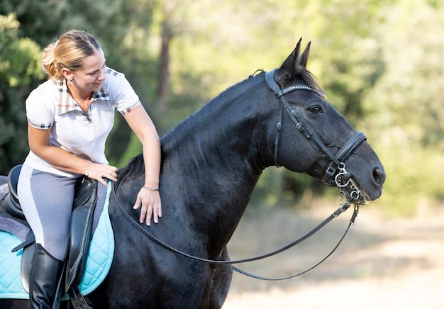 Reitmädchen und Pferd