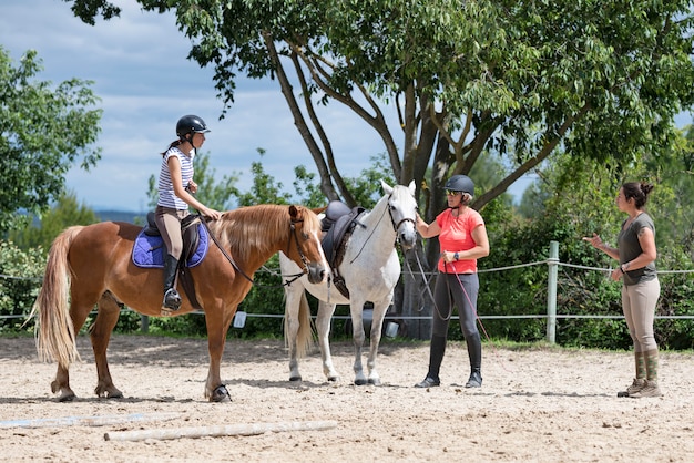 Reitmädchen und Pferd