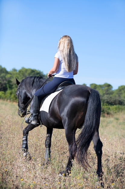 Reitmädchen und Pferd