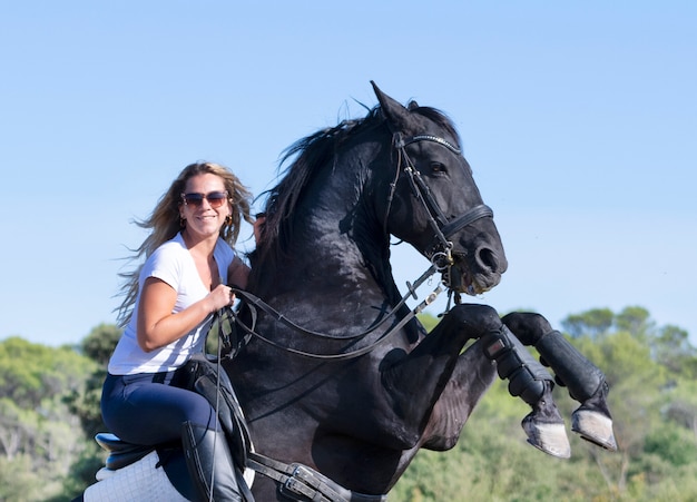 Reitmädchen und Pferd